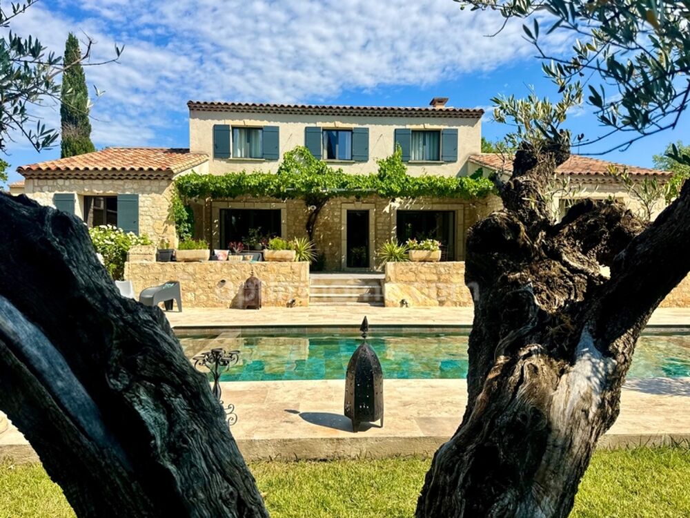 Vente Maison Mas en pierre 257 m2 1111 m2 de terrain, piscine chauffée au Paradou Paradou