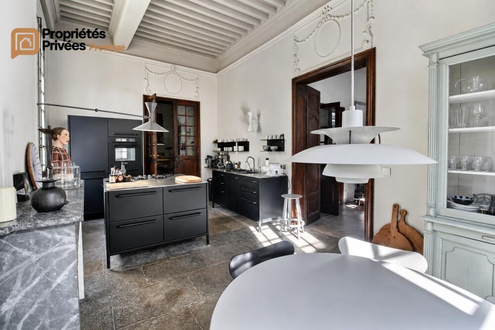 UZÈS : Une adresse d'exception Hôtel particulier de 316 m², vendu dans son intégralité, sur la prestigieuse Place Dampmartin
