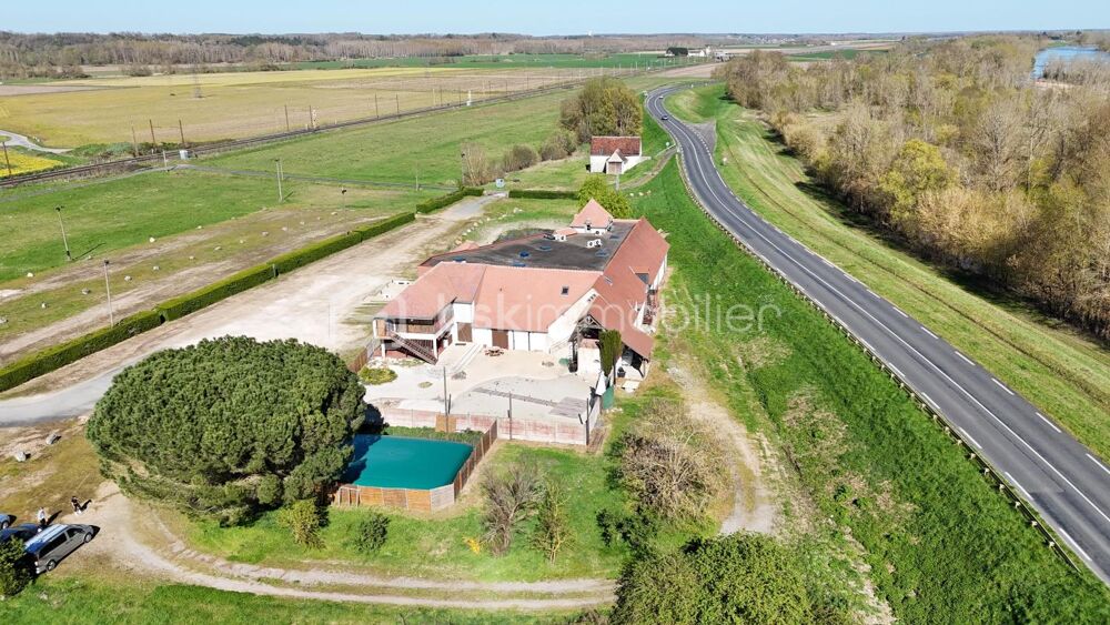 Superbe longère de 1400 m² avec dépendances , située à deux pas d'Amboise prête à se re-inventer
