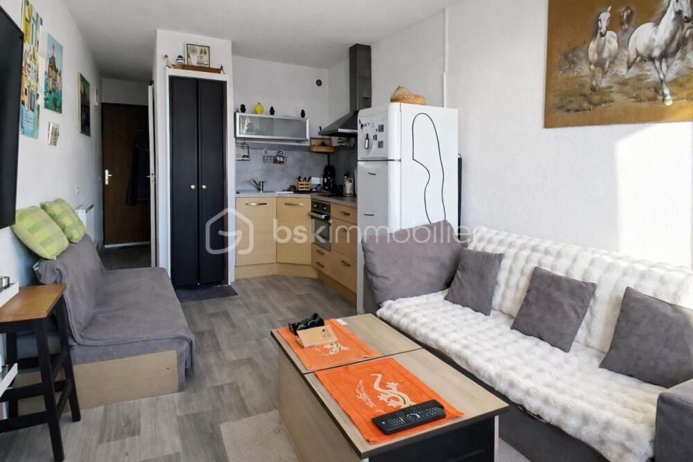 Studio cabine meublé  Lumineux et idéalement situé avec parking et cellier