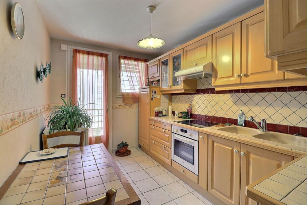 Appartement traversant 5P 82,60 m² Carrez avec balcon + cave Albertville (73200)