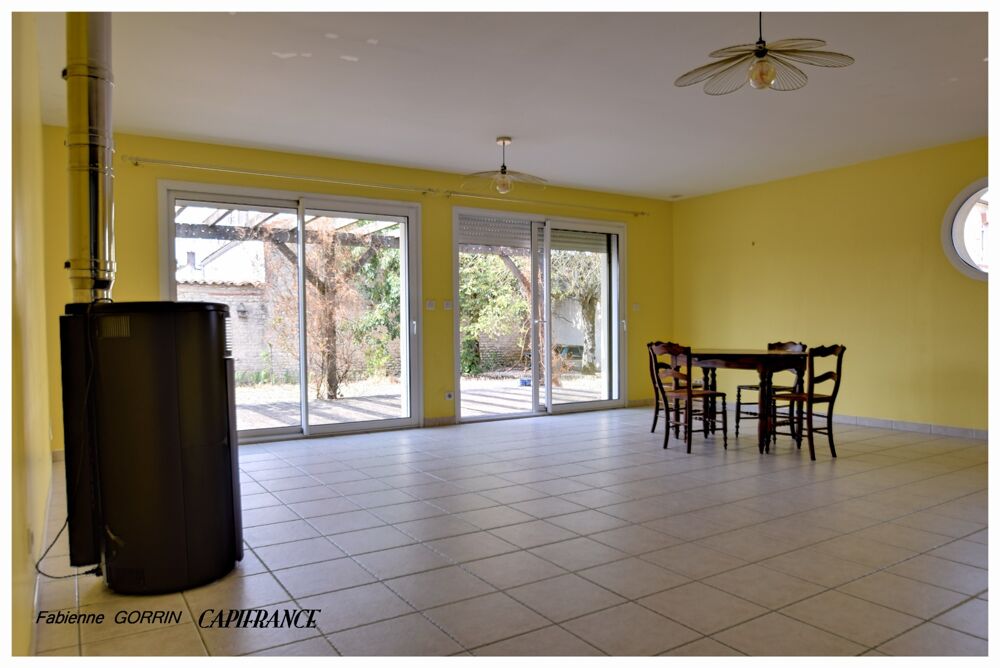 Maison à vendre 5 pièces (17) Plain pied, trois chambres, terrain clos, panneaux photovoltaïques, Abris de jardin et abris à vé