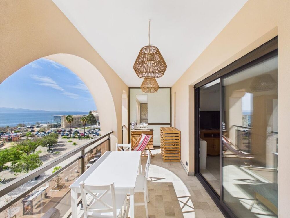 VENTE F1 AVEC TERRASSE ET VUE MER PLACE MIOT