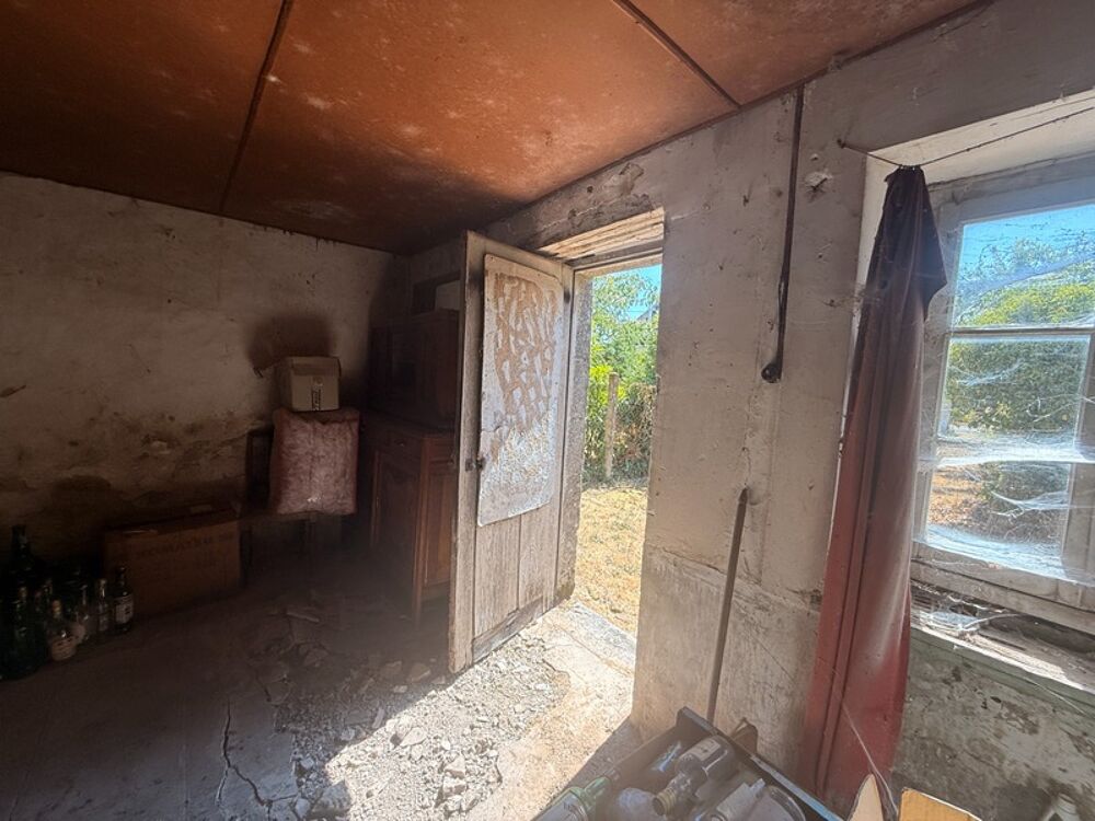 EN EXCLUSIVITE ! Charmante maison en pierre 60m² à rénover, Terrain de 900 m² 23 800 €