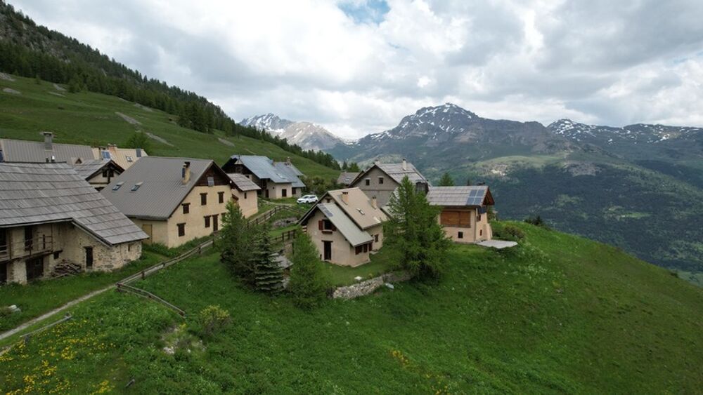 SERRE CHEVALIER - CHALET D'ALPAGE AU COEUR DU DOMAINE SKIABLE