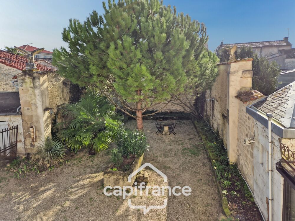 En CHARENTE MARITIME, A SAINT JEAN D'ANGELY (17), Maison de caractère à vendre 12 pièces avec jardin, proche commerces