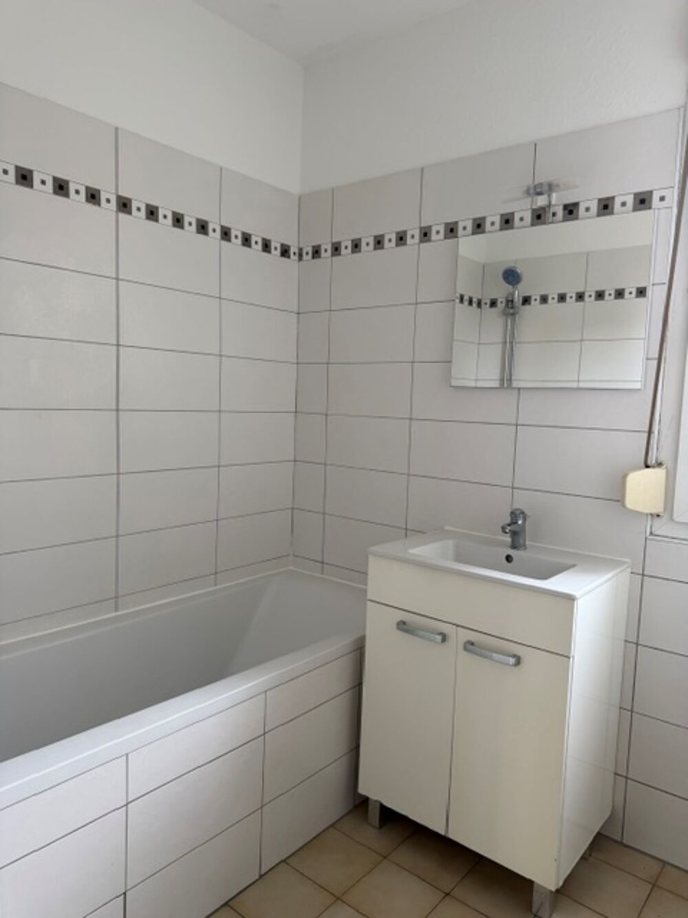 Location Appartement Grand F2 Climatisé avec GARAGE - Quartier Croix-d'Argent Montpellier