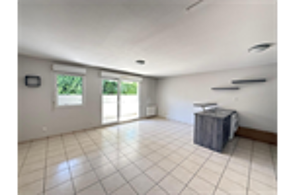 T3 traversant avec terrasse, piscine et double stationnement