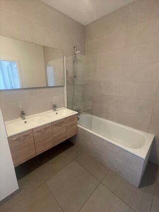  Appartement à louer 5 pièces 98 m²
