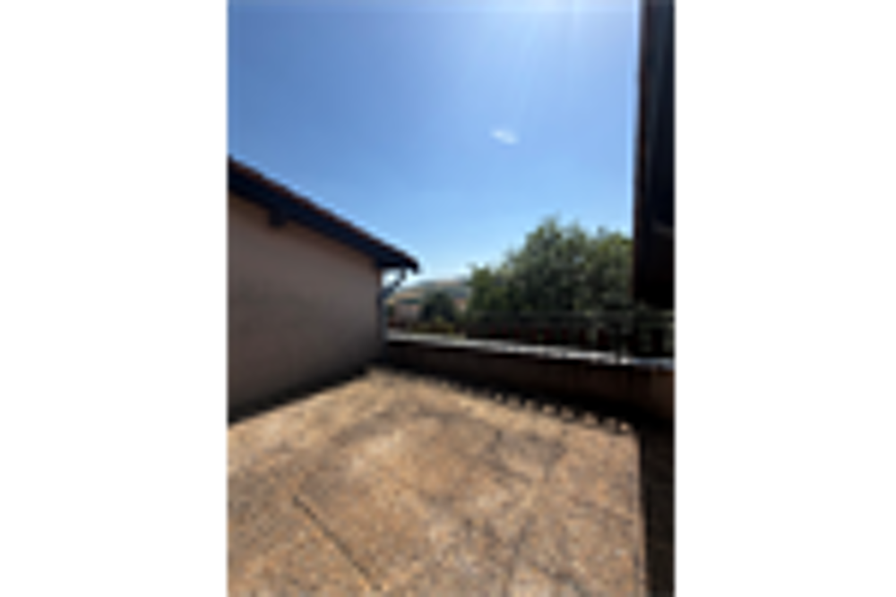 Vaugneray  T2 meublé de 43 m² avec terrasse de 20 m² et garage