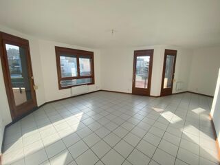 Appartement à louer 3 pièces 82 m²