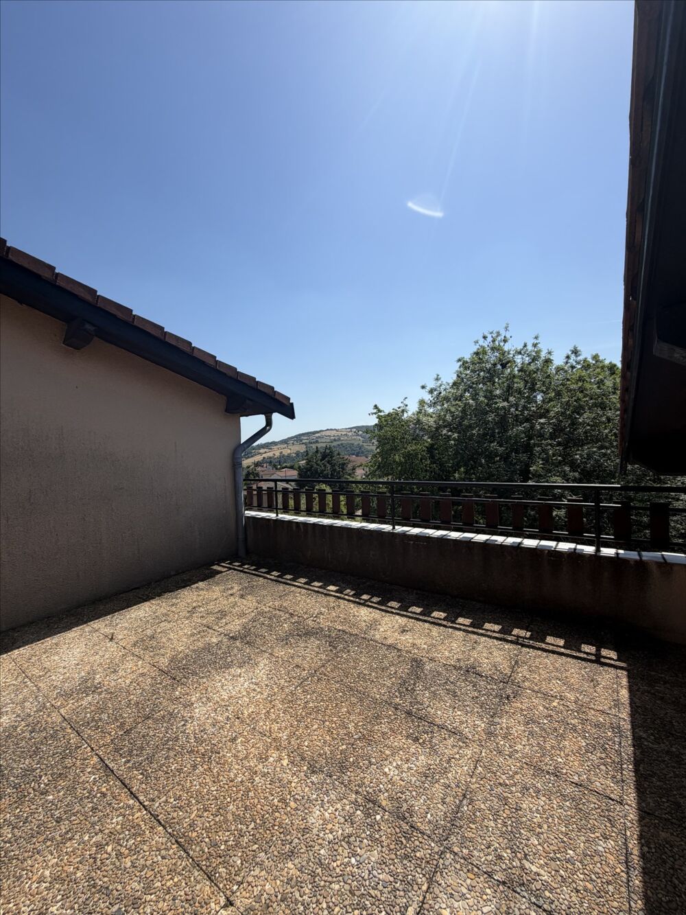 Vaugneray  T2 meublé de 43 m² avec terrasse de 20 m² et garage