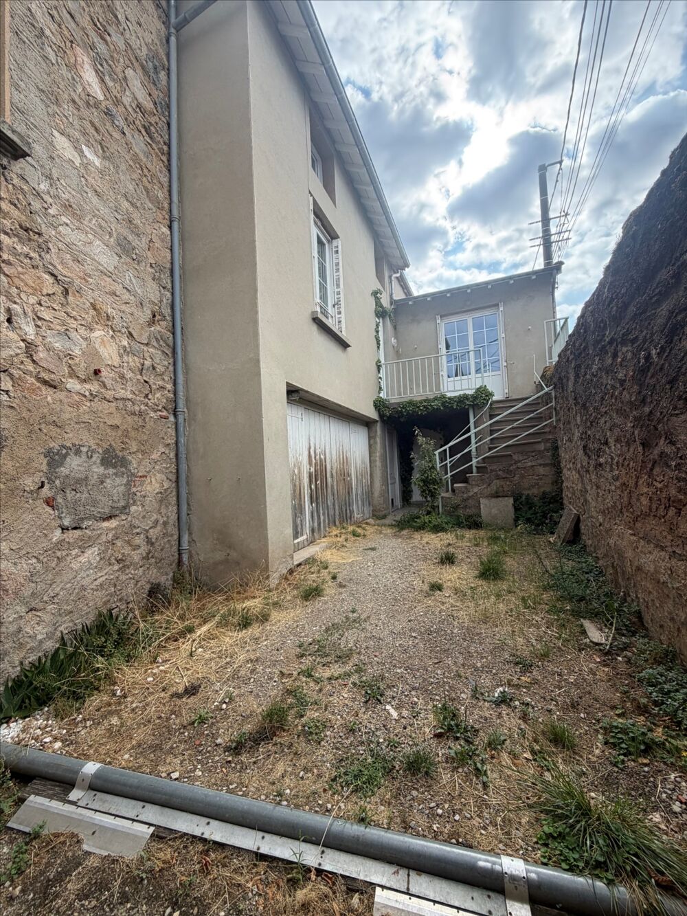 Location Maison Maison de 108 m² avec grand sous-sol  et petit extérieur centre de vaugneray Vaugneray