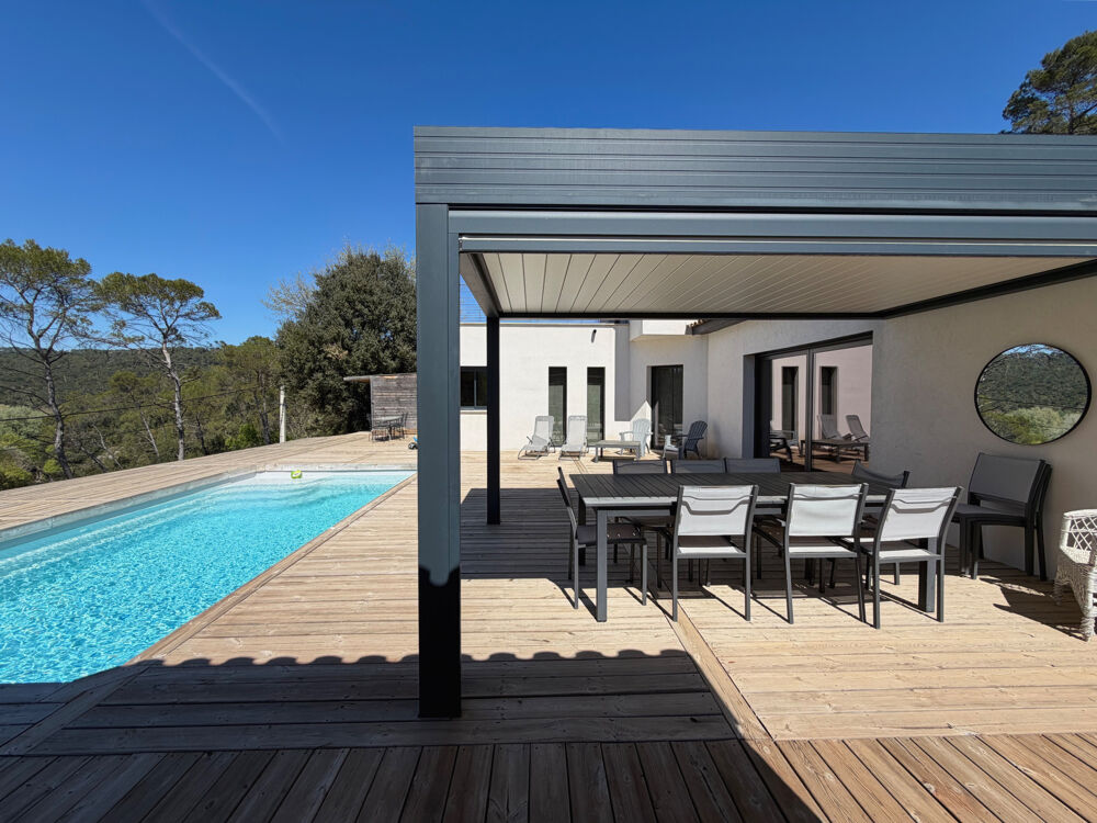 Villa moderne avec piscine dans un environnement préservé