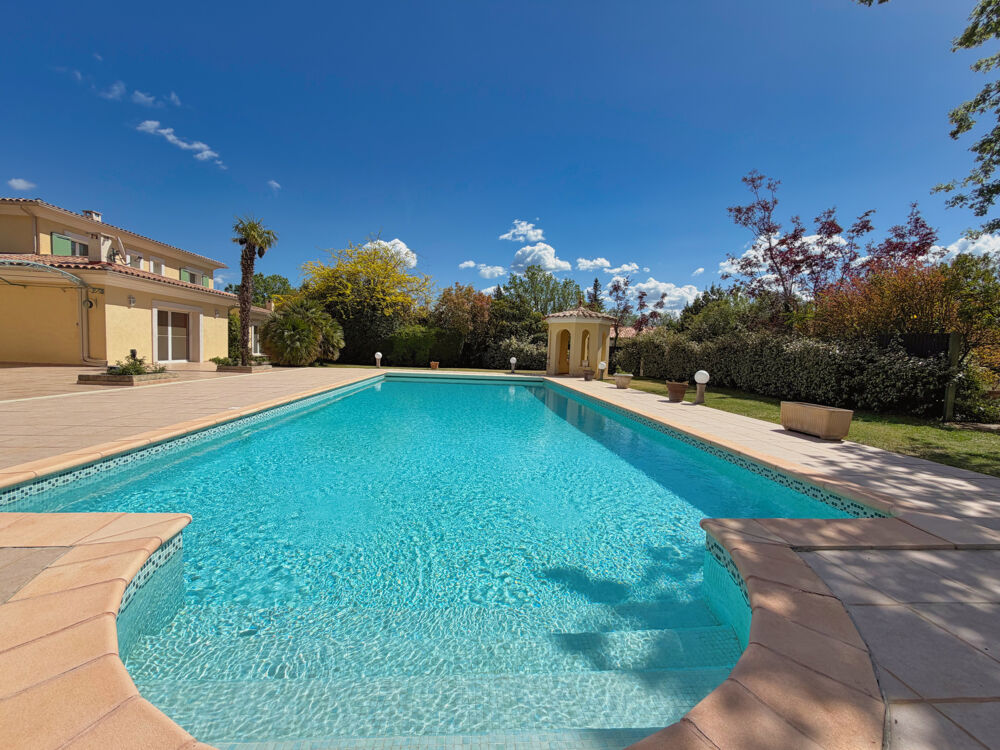 Propriété de caractère avec dépendance, piscine chauffée et potentiel locatif. Proche Lorgues