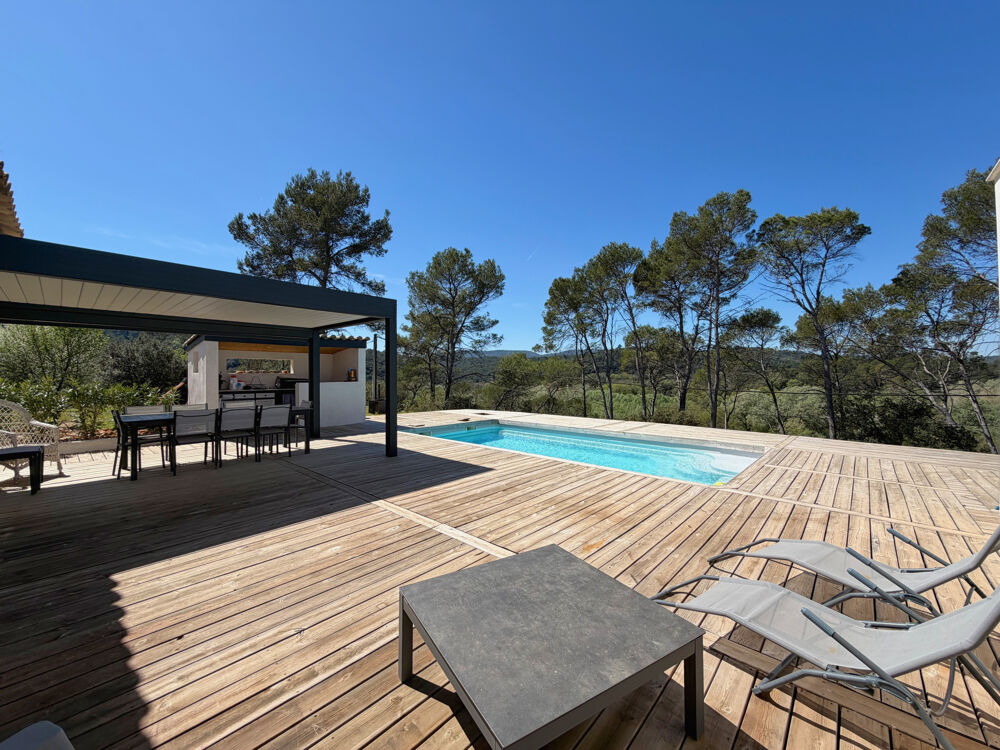 Villa moderne avec piscine dans un environnement préservé