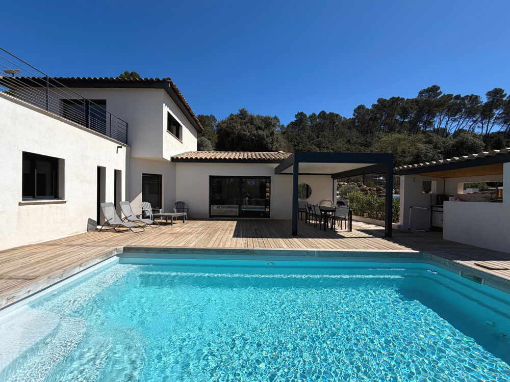 Villa moderne avec piscine dans un environnement préservé