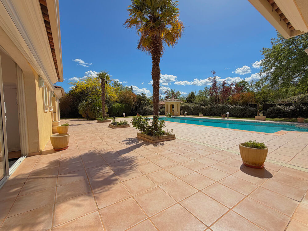 Propriété de caractère avec dépendance, piscine chauffée et potentiel locatif. Proche Lorgues