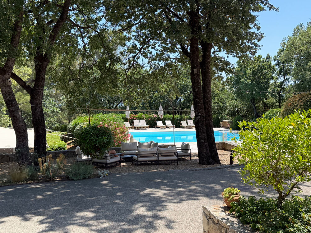 Propriété de caractère avec ancienne bergerie rénovée, piscine et 7,5 hectares en Provence