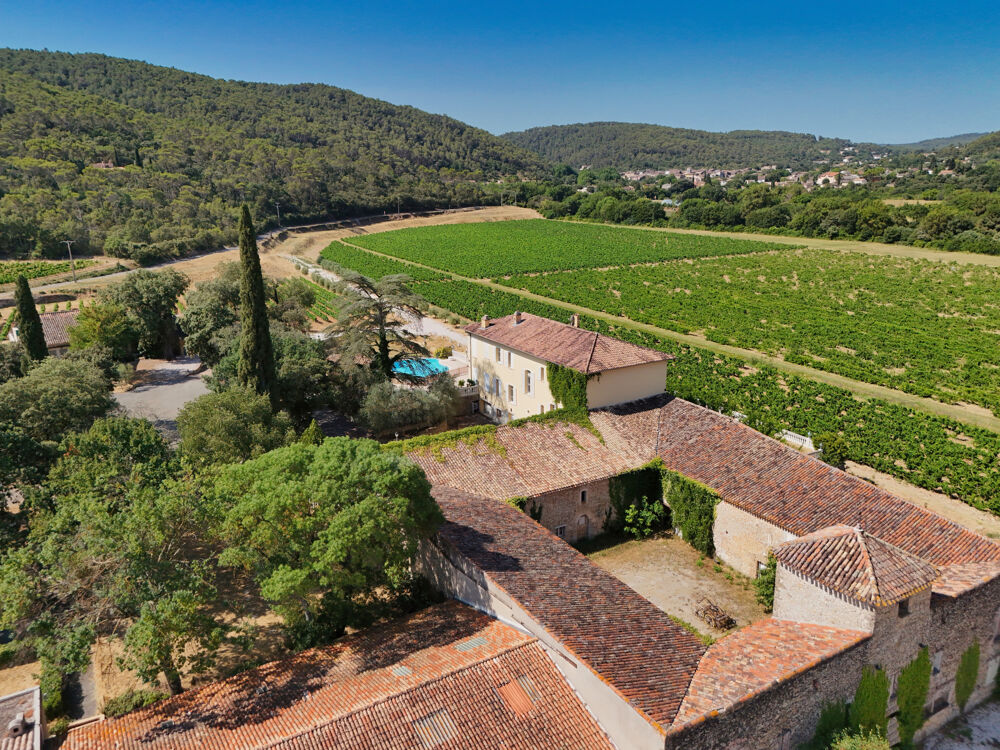 Au coeur de la Provence, un domaine où patrimoine, vignoble et art de vivre ne font qu'un.