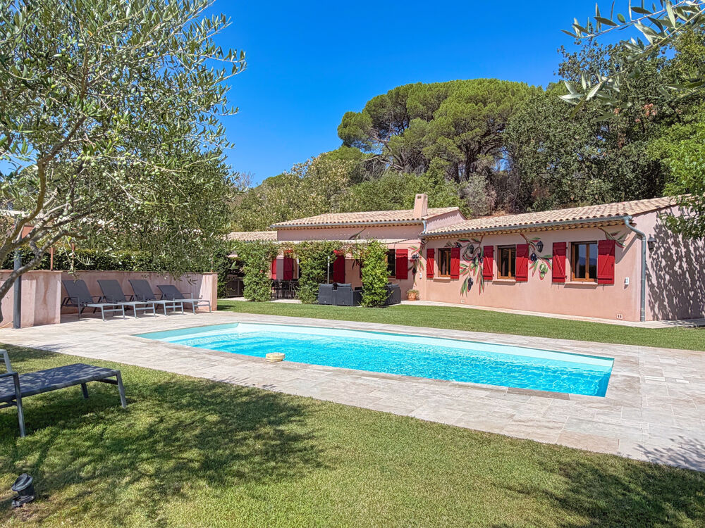 Vidauban Villa récente de plain-pied avec piscine sur environ 7 500 m2