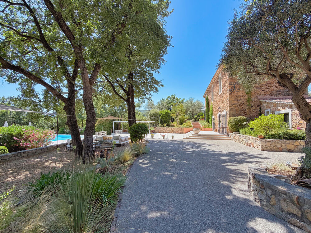 Propriété de caractère avec ancienne bergerie rénovée, piscine et 7,5 hectares en Provence