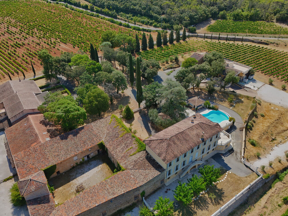 Au coeur de la Provence, un domaine où patrimoine, vignoble et art de vivre ne font qu'un.