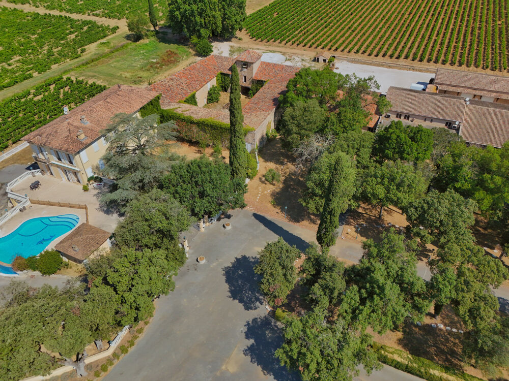 Au coeur de la Provence, un domaine où patrimoine, vignoble et art de vivre ne font qu'un.