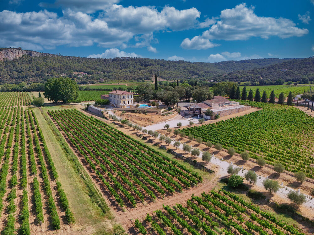 Au coeur de la Provence, un domaine où patrimoine, vignoble et art de vivre ne font qu'un.