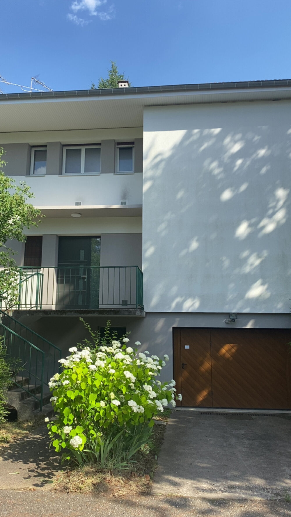 Maison mitoyenne familiale de 145 m2 habitables sur une parcelle de 1534 m2.