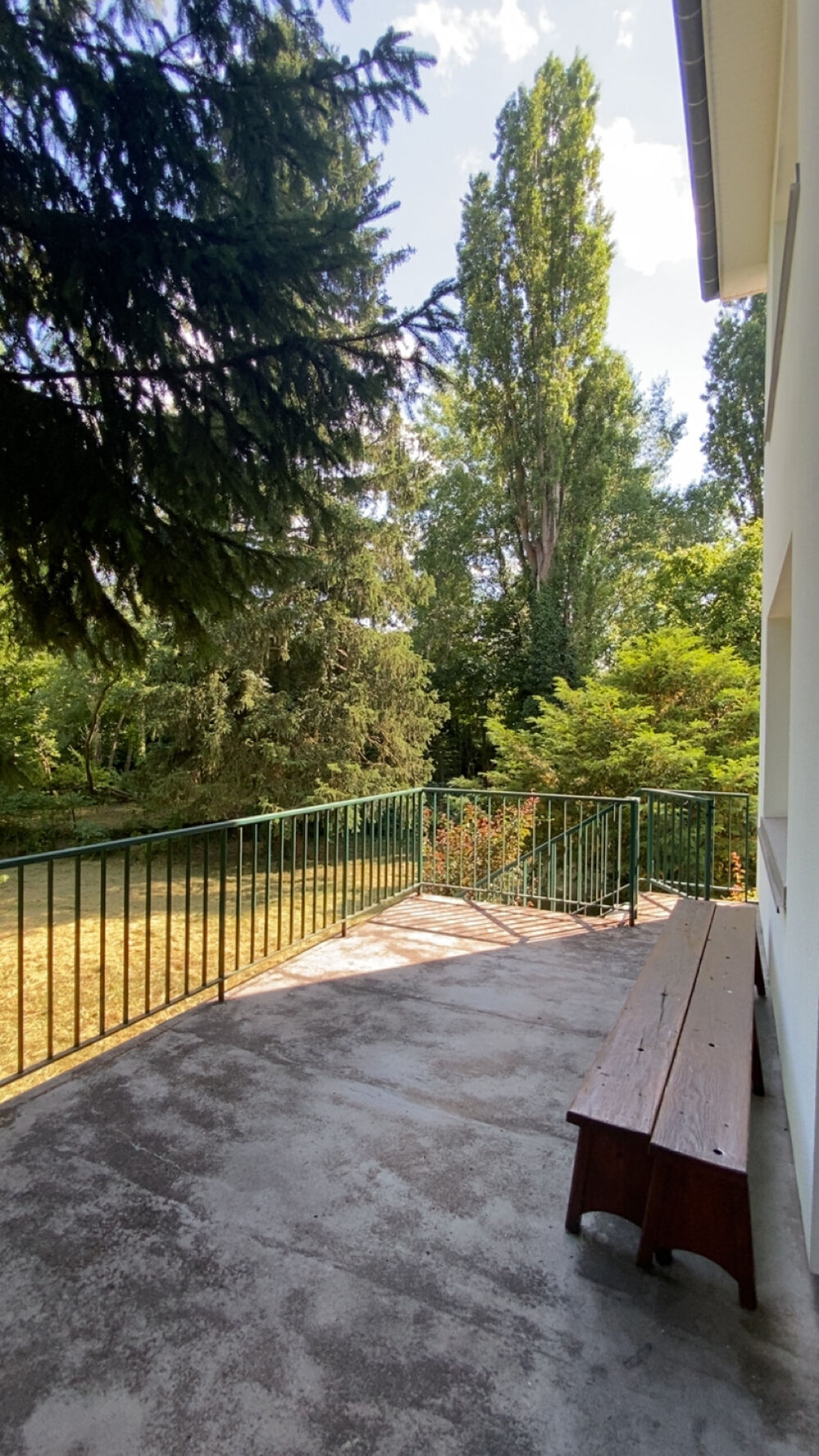 Maison mitoyenne familiale de 145 m2 habitables sur une parcelle de 1534 m2.