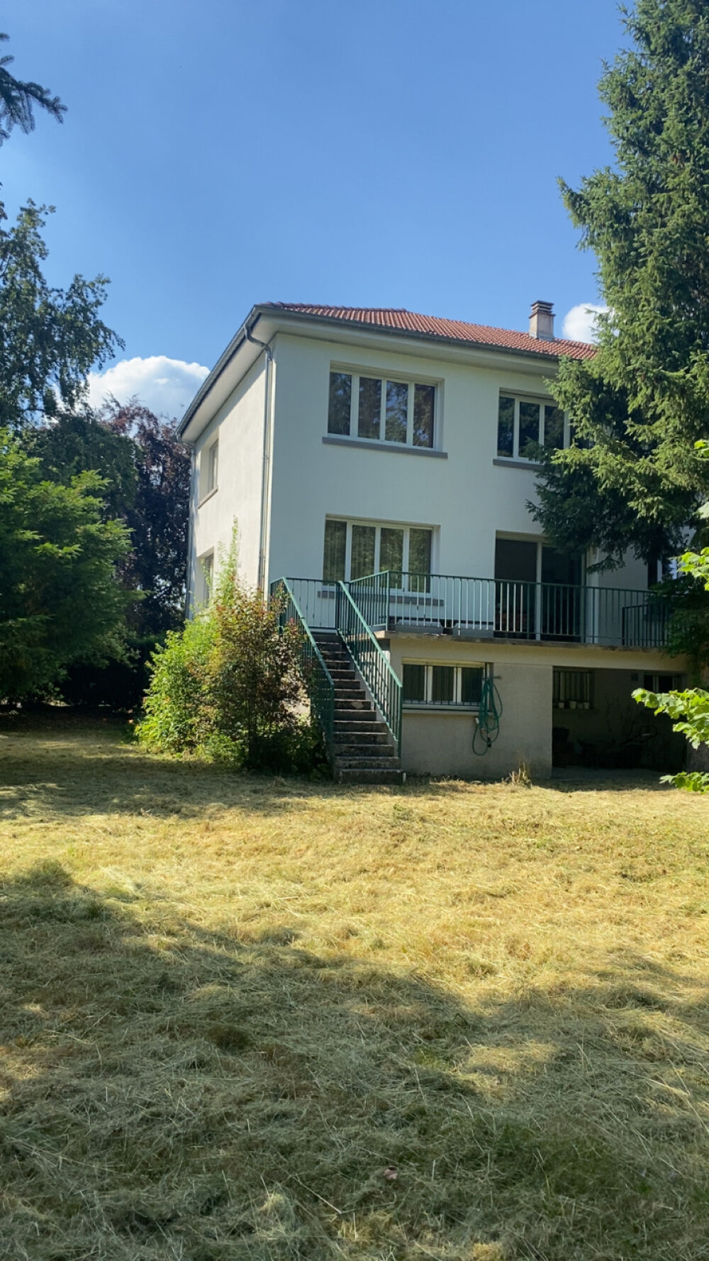 Maison mitoyenne familiale de 145 m2 habitables sur une parcelle de 1534 m2.