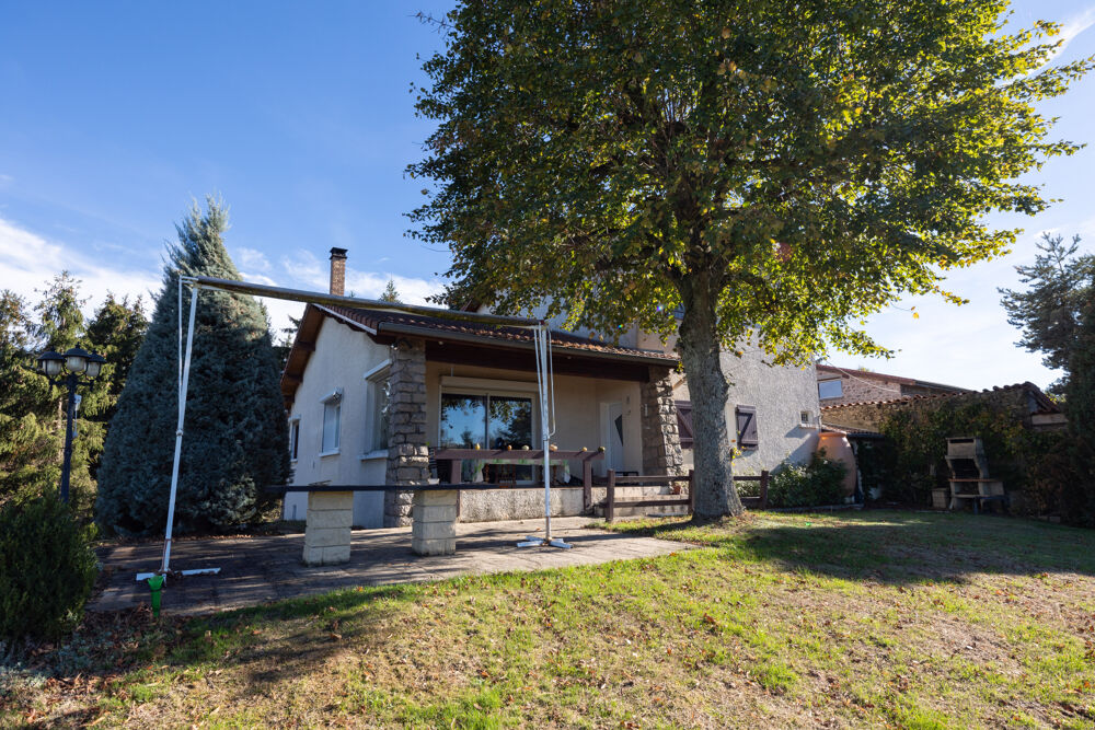 Vente Maison CHAMBLES : BELLE MAISON ENTIREMENT RENOVEE SUR 2015 M2 AVEC DEPENDANCES Chambles