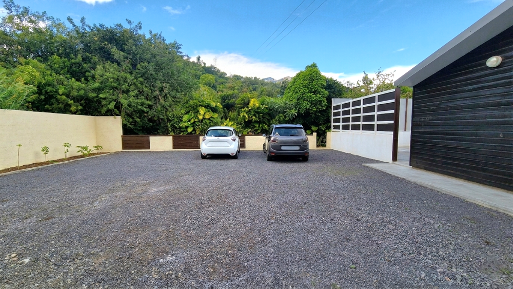 SAINT-JOSEPH/CASE CREOLE ENTIEREMENT RENOVEE - TERRAIN 800M2