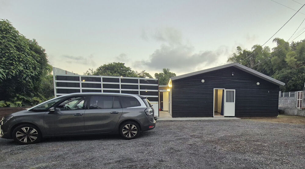 SAINT-JOSEPH/CASE CREOLE ENTIEREMENT RENOVEE - TERRAIN 800M2