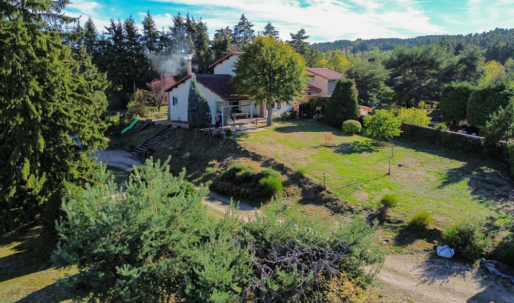Vente Maison CHAMBLES : BELLE MAISON ENTIREMENT RENOVEE SUR 2015 M2 AVEC DEPENDANCES Chambles