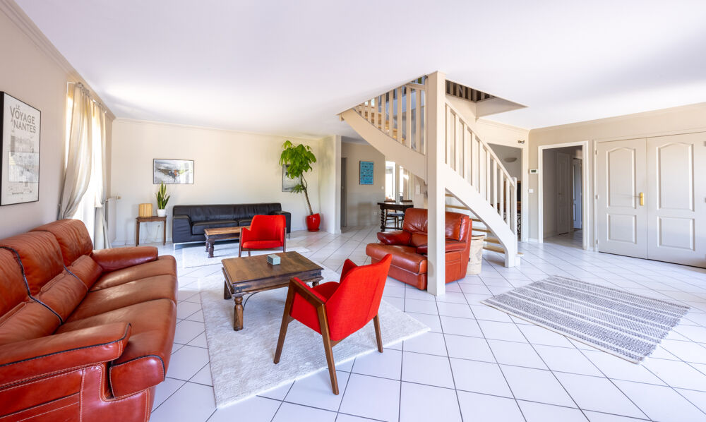 Saint-Galmier / Maison individuelle de 165m2 avec terrain de 800m2 et piscine.