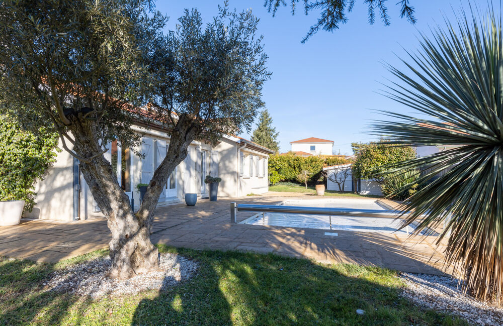 Saint-Galmier / Maison individuelle de 165m2 avec terrain de 800m2 et piscine.