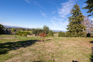 Vente Maison CHAMBLES : BELLE MAISON ENTIREMENT RENOVEE SUR 2015 M2 AVEC DEPENDANCES Chambles