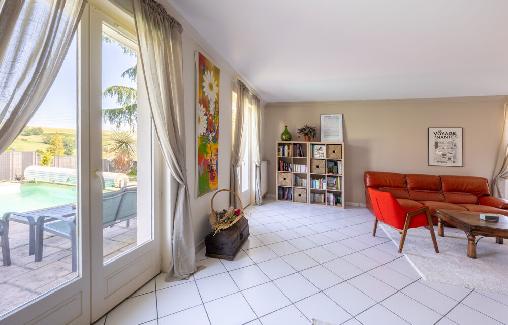 Saint-Galmier / Maison individuelle de 165m2 avec terrain de 800m2 et piscine.