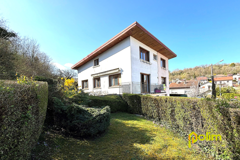   Dans une impasse de rue, � proximit� de la for�t Maison - 7 pi�ce(s) - 200 m�