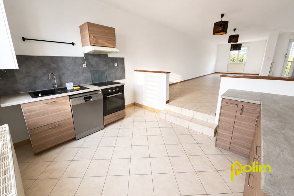 Découvrez ce spacieux appartement en duplex, situé au sein d'une petite copropriété de seulement deux appartem