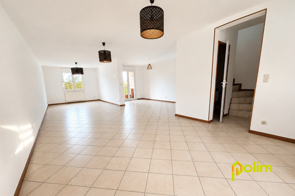 Découvrez ce spacieux appartement en duplex, situé au sein d'une petite copropriété de seulement deux appartem