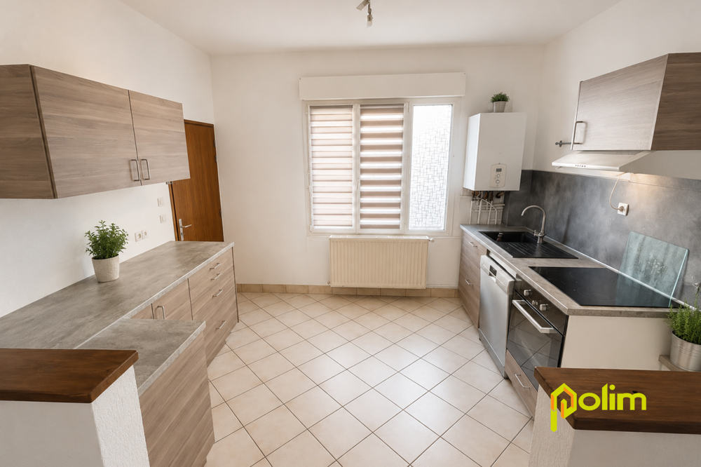 Découvrez ce spacieux appartement en duplex, situé au sein d'une petite copropriété de seulement deux appartem