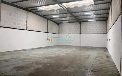   My Transac vous propose à la location des locaux d'activités et bureaux d'environ 722m² ou 2 lots : 366m² et 356m² situé à Bondy 