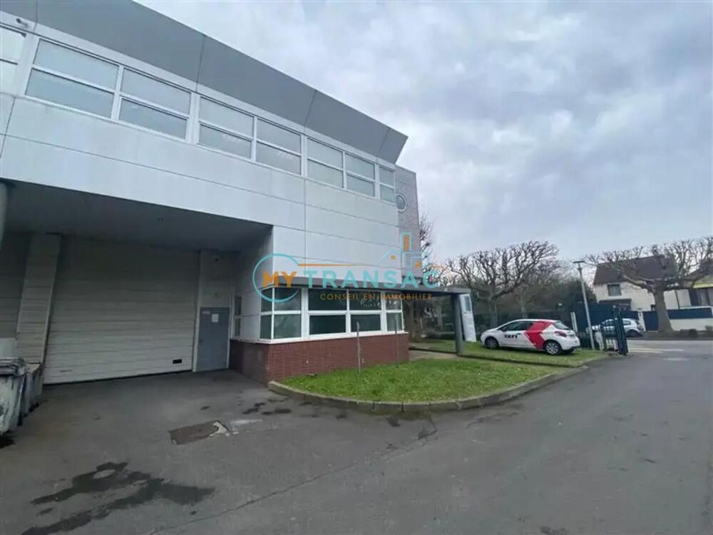   My Transac vous propose à la location des locaux d'activités et bureaux d'environ 722m² ou 2 lots : 366m² et 356m² situé à Bondy 