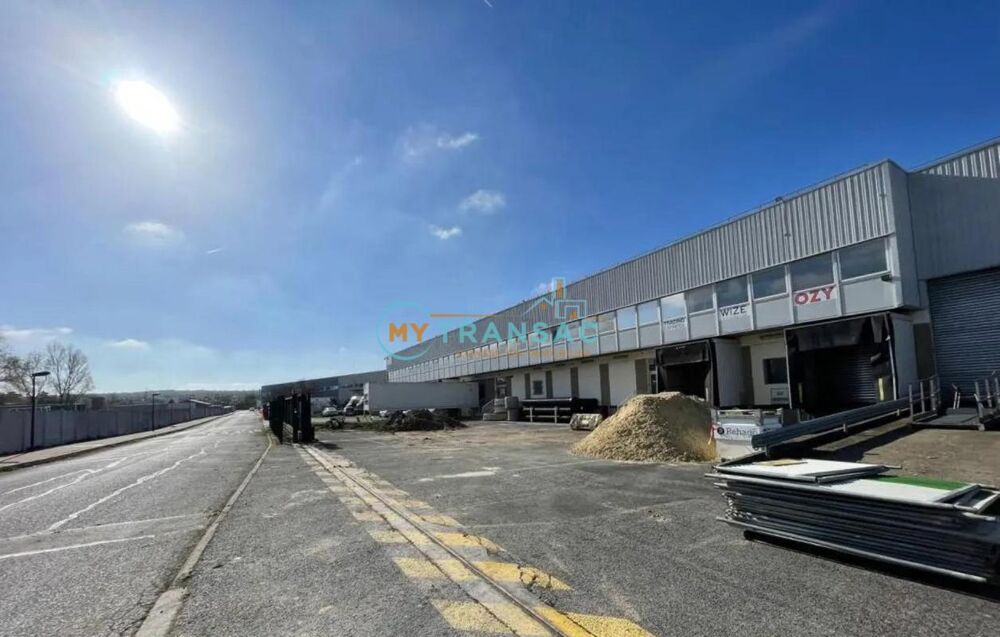   A LOUER ZI DU MARAIS SUCY locaux de 5 473m² et 4 990m² 