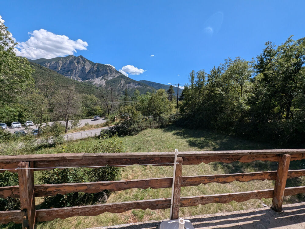 CHALET sur 2400 m2 dans un cadre superbe.
