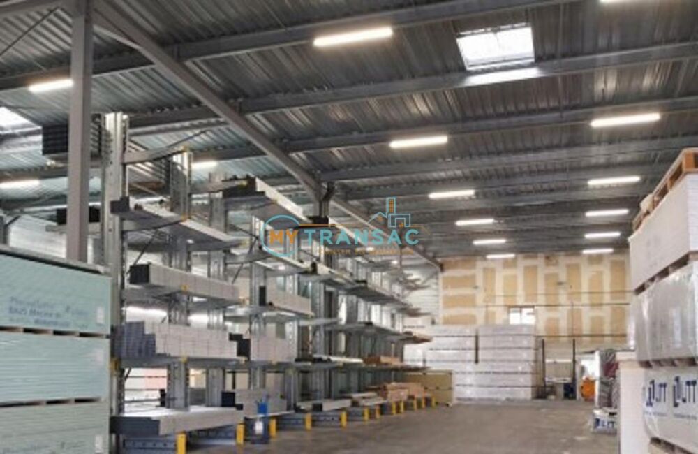   Combs A LOUER local de 1 364m² 