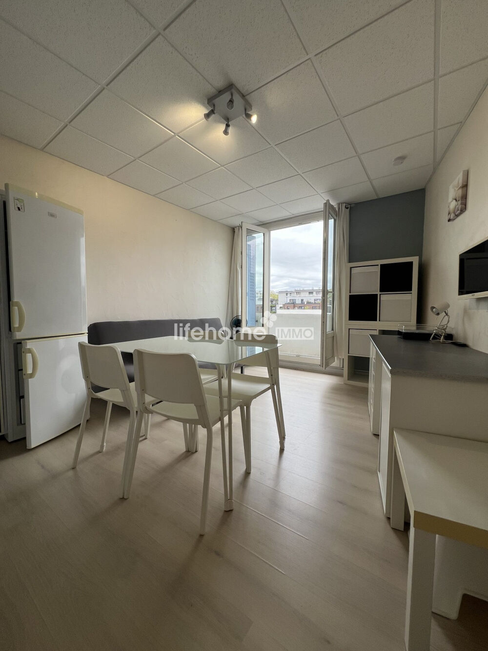 Studio meublé lumineux avec parking privatif  Dernier étage